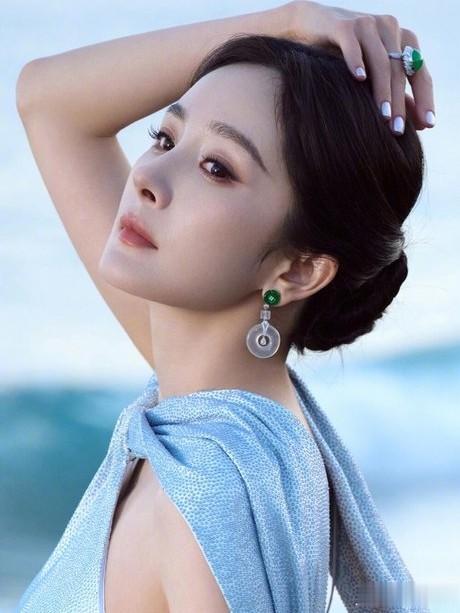 杨幂穿搭凭啥封神？每套都显瘦？普通人能照搬吗？