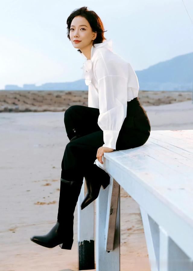 王珞丹上班造型，一身纯白穿搭好干净的气质，短发也太超适合她