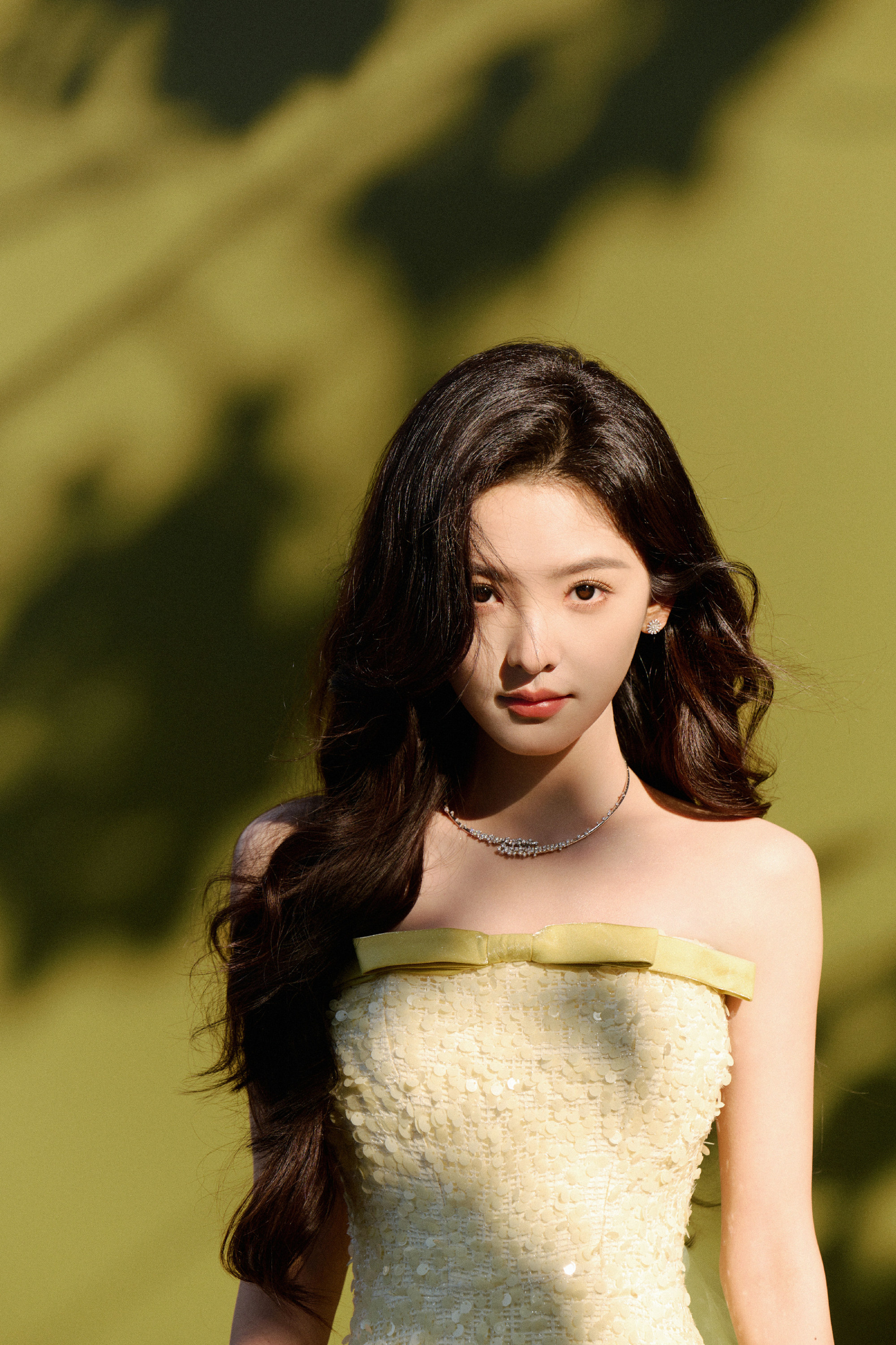 章若楠黄色亮片抹胸礼裙,美到头发丝都在发光