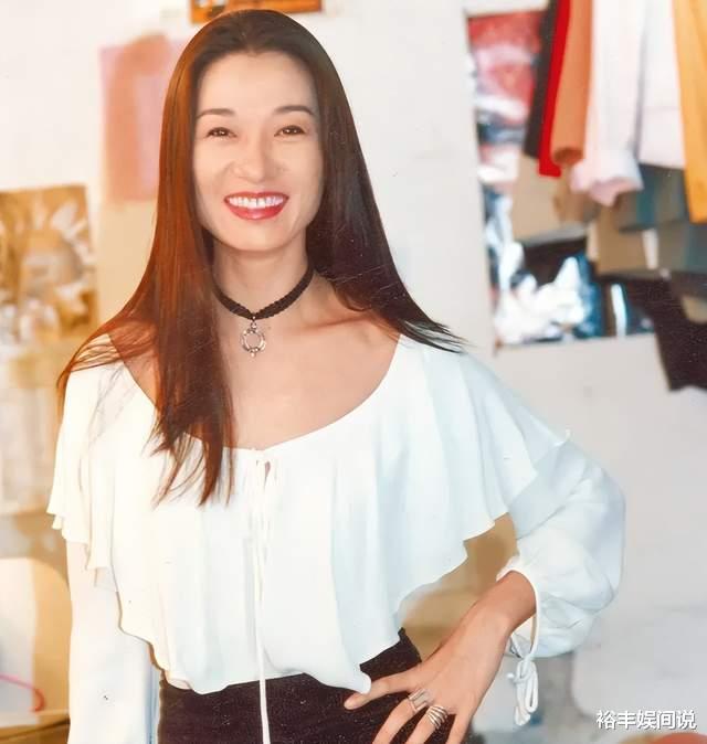 63岁“最美女鬼”王小凤健身！移居美国优雅老去，穿黑背心仍性感