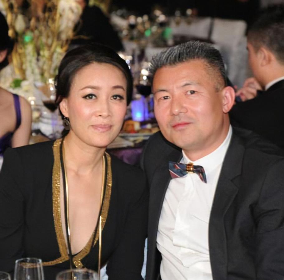 那英老公不忍了！公开回应婚内出轨传闻，亲密照终于有答案了