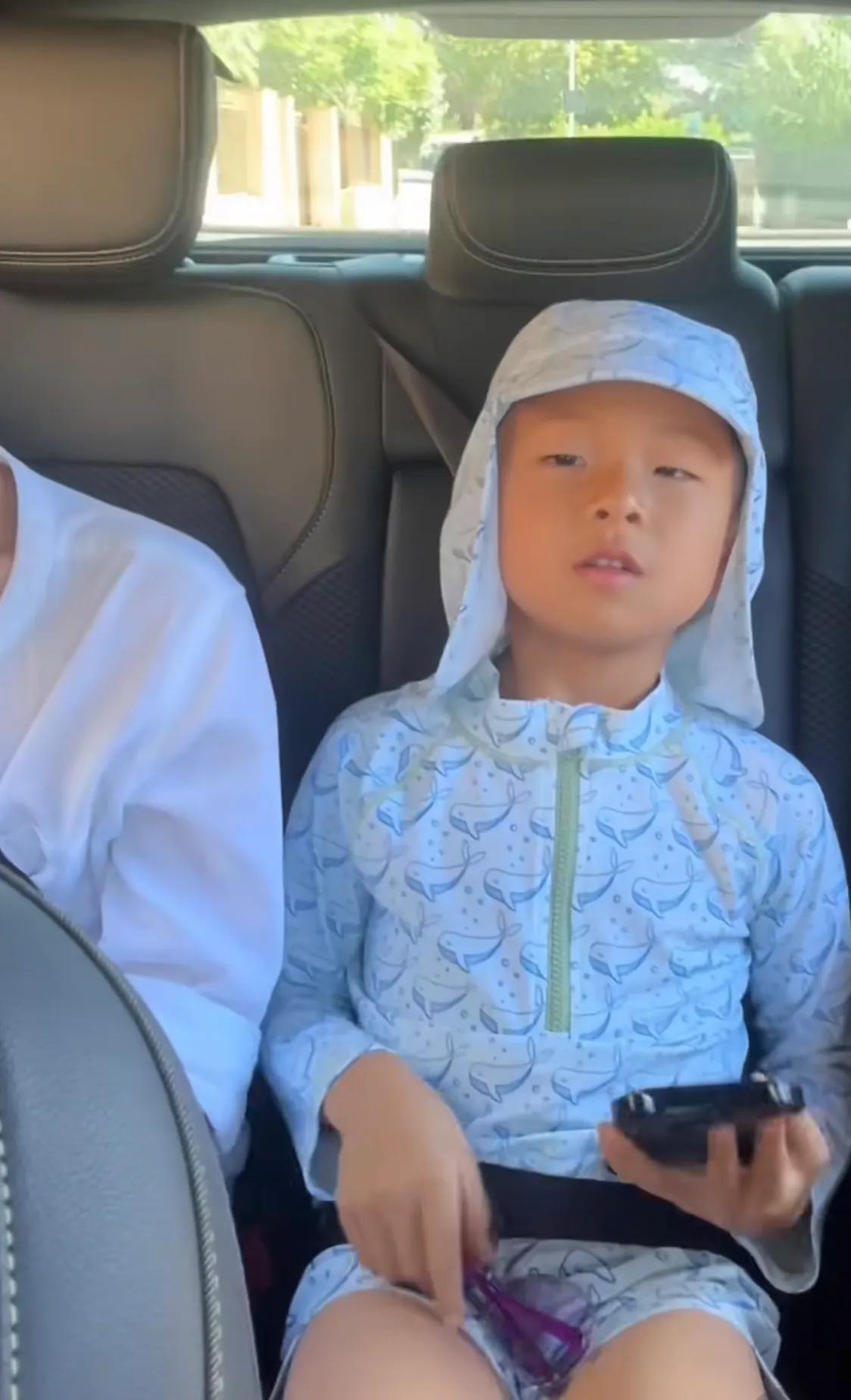 吴千语穿千元裙在南法度假,她和施伯雄抱一起玩水,她额头有痘印