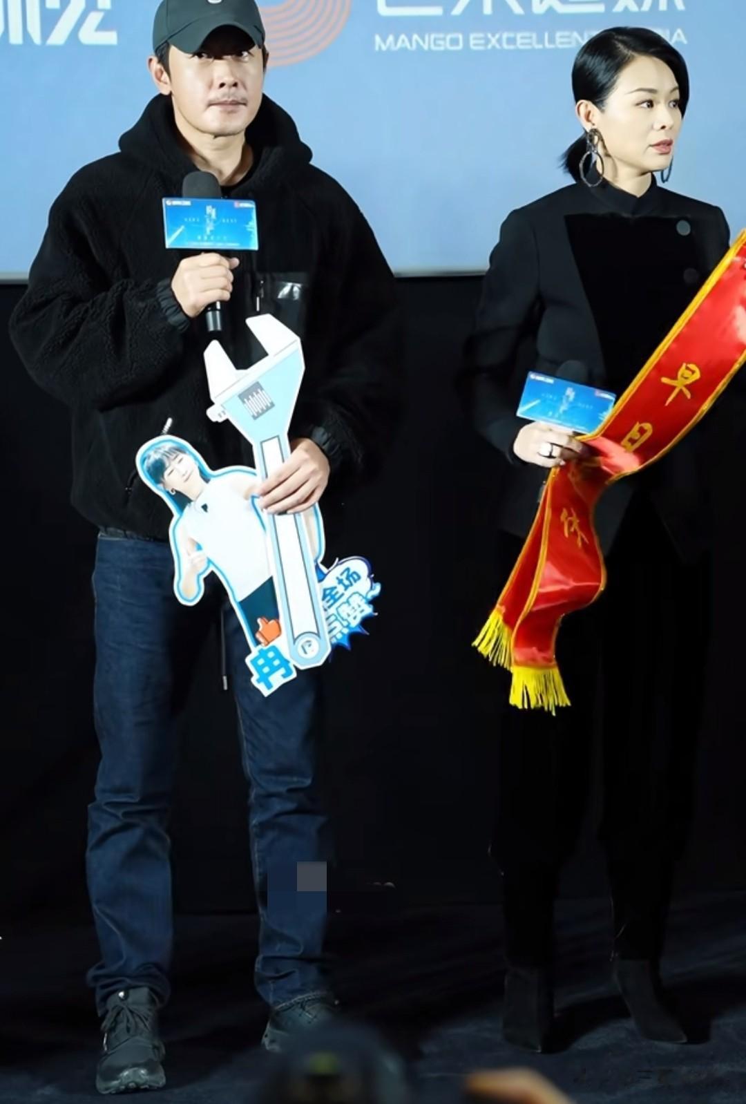 罗晋现身线下活动宣传新剧,瘦了很多,状态还没恢复有些憔悴