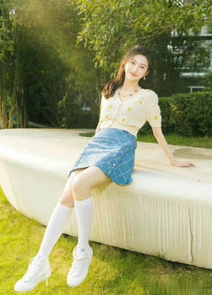 景甜夏日清新穿搭,阳光草地间尽显甜美活力!