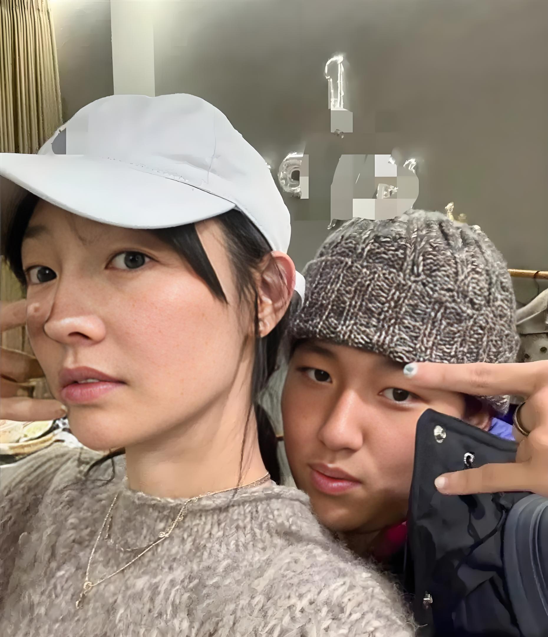 44岁白百何和儿子的自拍,气质有点土土的,浪费妈妈的基因