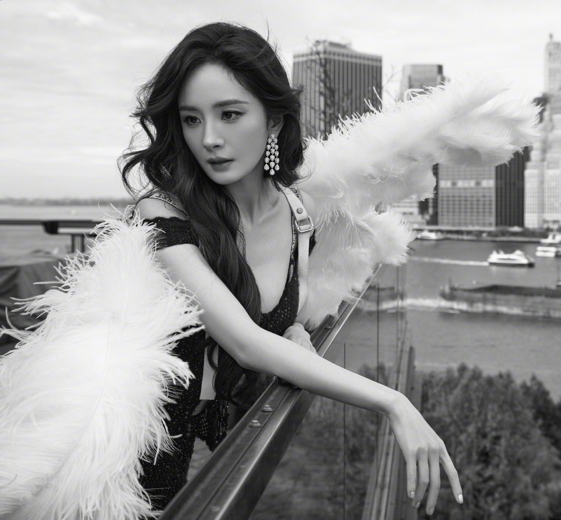 杨幂2025维密大秀造型来袭,一身黑色镂空套装,性感充满魅力