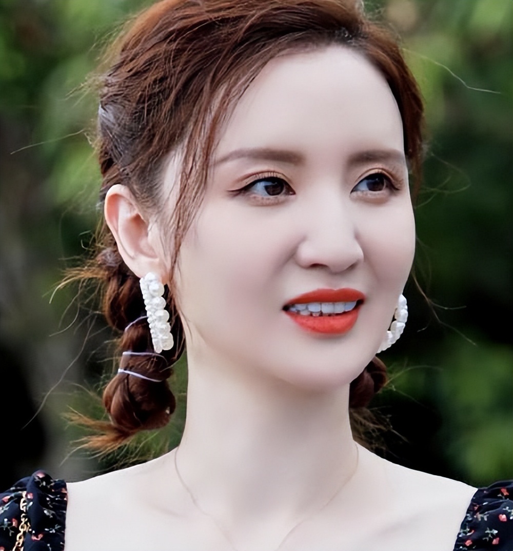 张萌和她老公加起来快一百岁的人了，还是跟小年轻一样腻歪