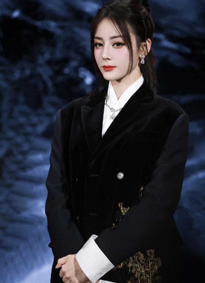 迪丽热巴新中式红毯造型争议：艺术突破还是团队失职？