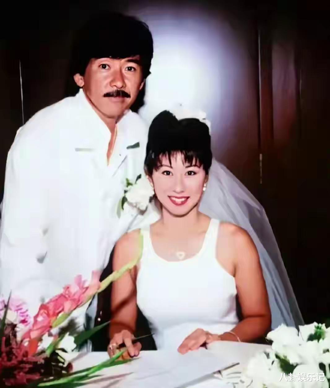 叶倩文夫妇现身深圳吃西餐！两人穿衣很时尚，精神十足不亚于年轻人