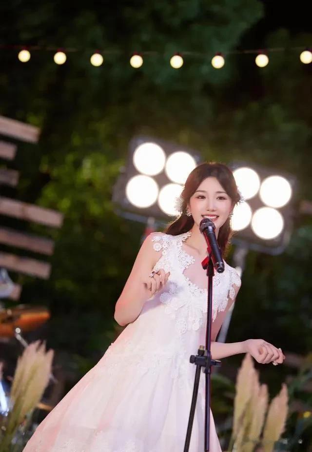 毛晓彤参加央视七夕晚会穿搭太仙了