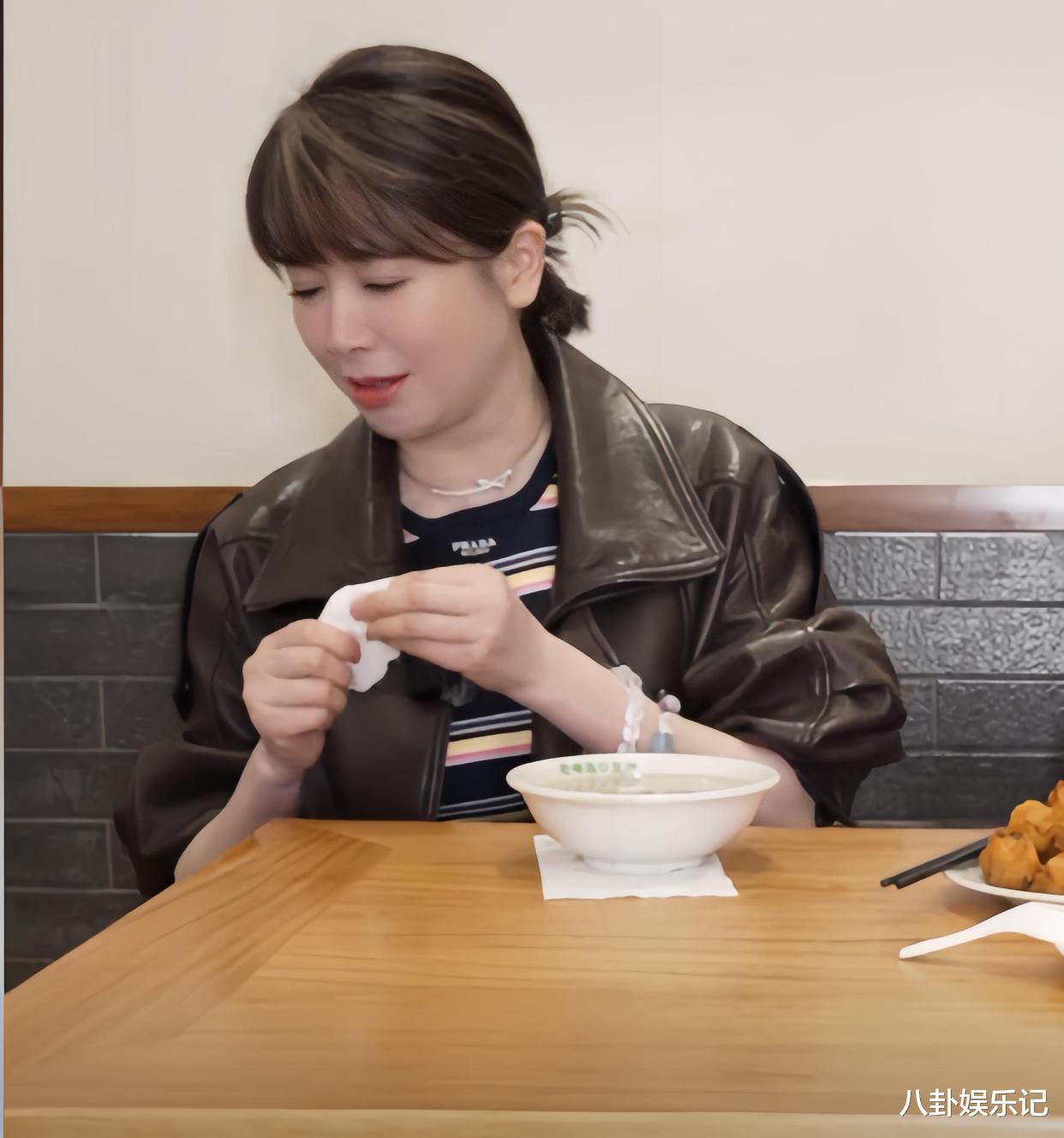 左小青母女挑战喝豆汁！左小青闻都不敢闻，女儿高子淇却连喝两碗