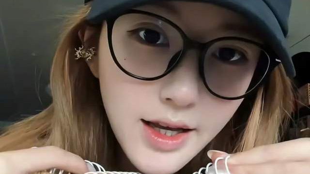 刚从《许我耀眼》挽回口碑，赵露思自创潮牌卖百元袜子，割韭菜？