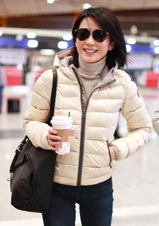 54岁俞飞鸿的中年穿搭真显年轻!连帽羽绒服+牛仔裤,时髦又减龄