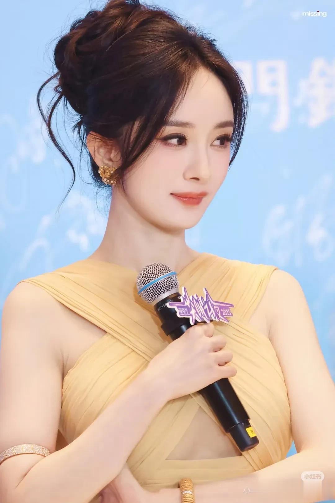 杨幂爱奇艺尖叫之夜造型优雅华丽