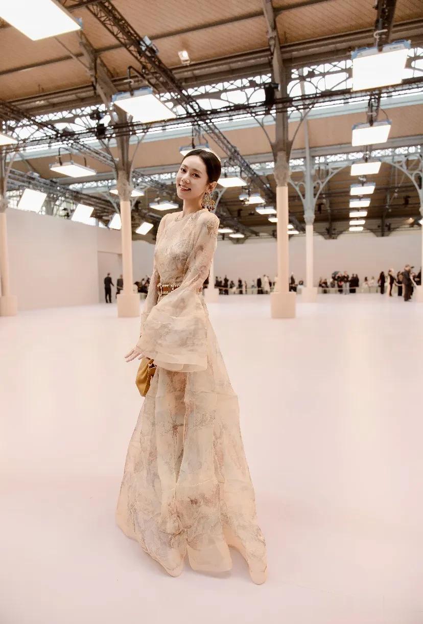秋瓷炫巴黎时装周压轴登场，透视纱裙配腰封美到窒息，生图绝了！