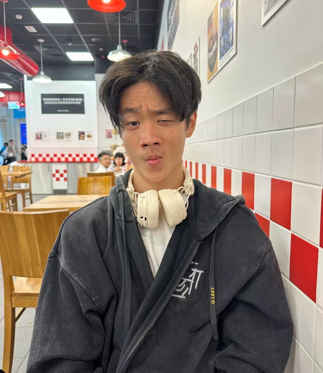 费曼晒和杨阳洋一起过万圣节合影，杨威5天前才说和儿子彻底失联