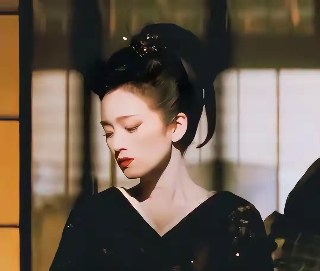 事实证明！陪马克龙回国的巩俐，早已活出另一番天地