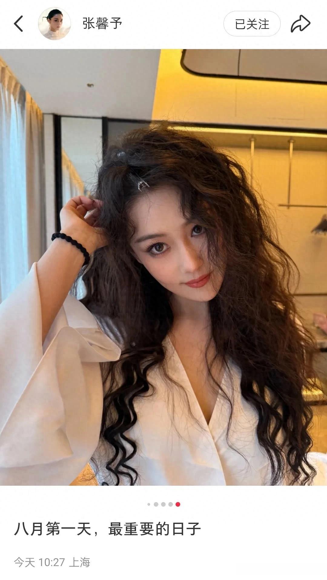 张馨予今日分享美照配文:八月第一天，最重要的日子！