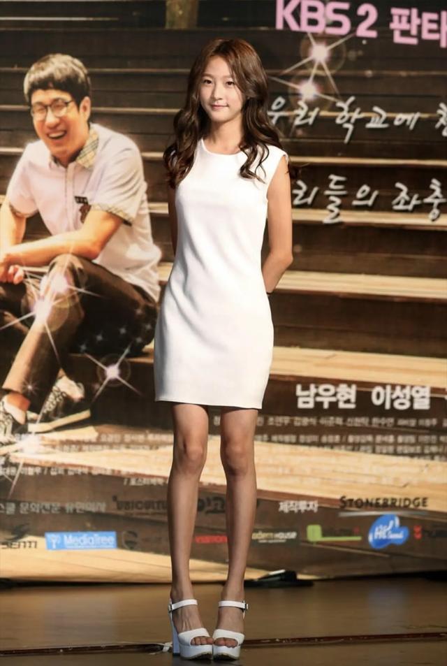 才14岁的金赛纶就已经出落得这么标致清纯秀美，难怪会被渣男盯上