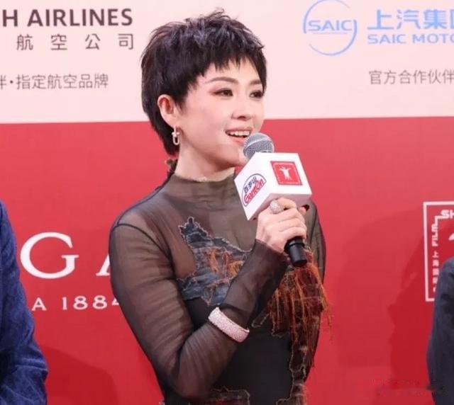 上影节开幕红毯生图好精彩！杨幂瘦到面部凹陷，章子怡短发抢镜