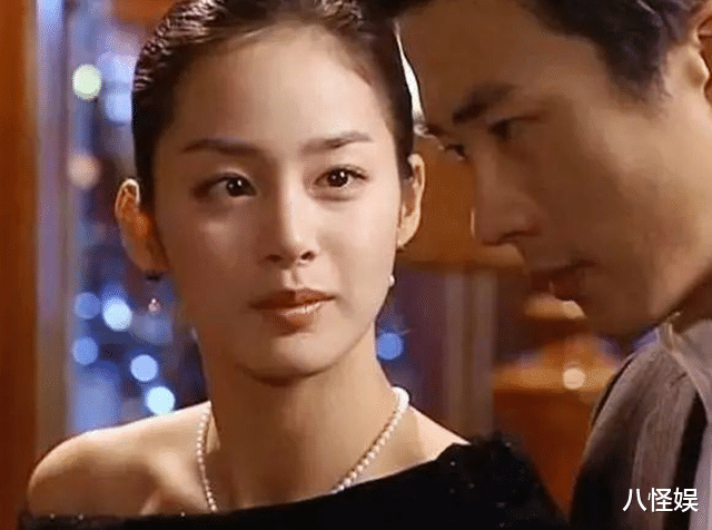 金泰熙美容店被偶遇,看起来不矮有170,背帆布包打扮随性仍很美