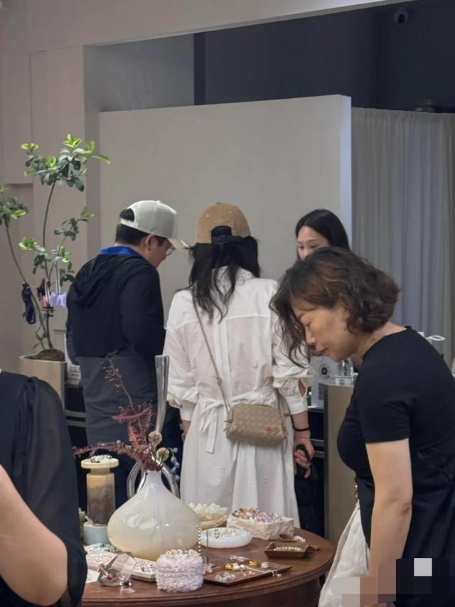 网友发饰店偶遇郭晶晶霍启刚，郭晶晶穿53元的飞跃鞋，超接地气