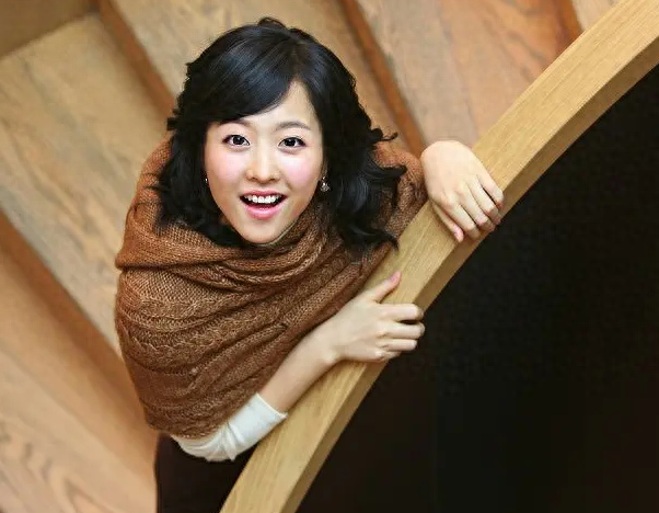 她被称为南韩史上“最强童颜” 是手握超多爆剧人气超强的90花