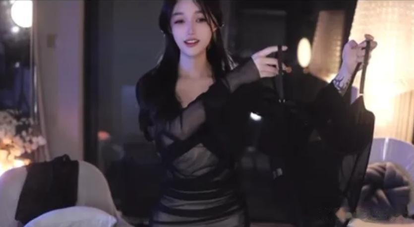 舞蹈主播吐槽其他平台穿搭，直言那边真的太猛，某鱼就像宝宝车