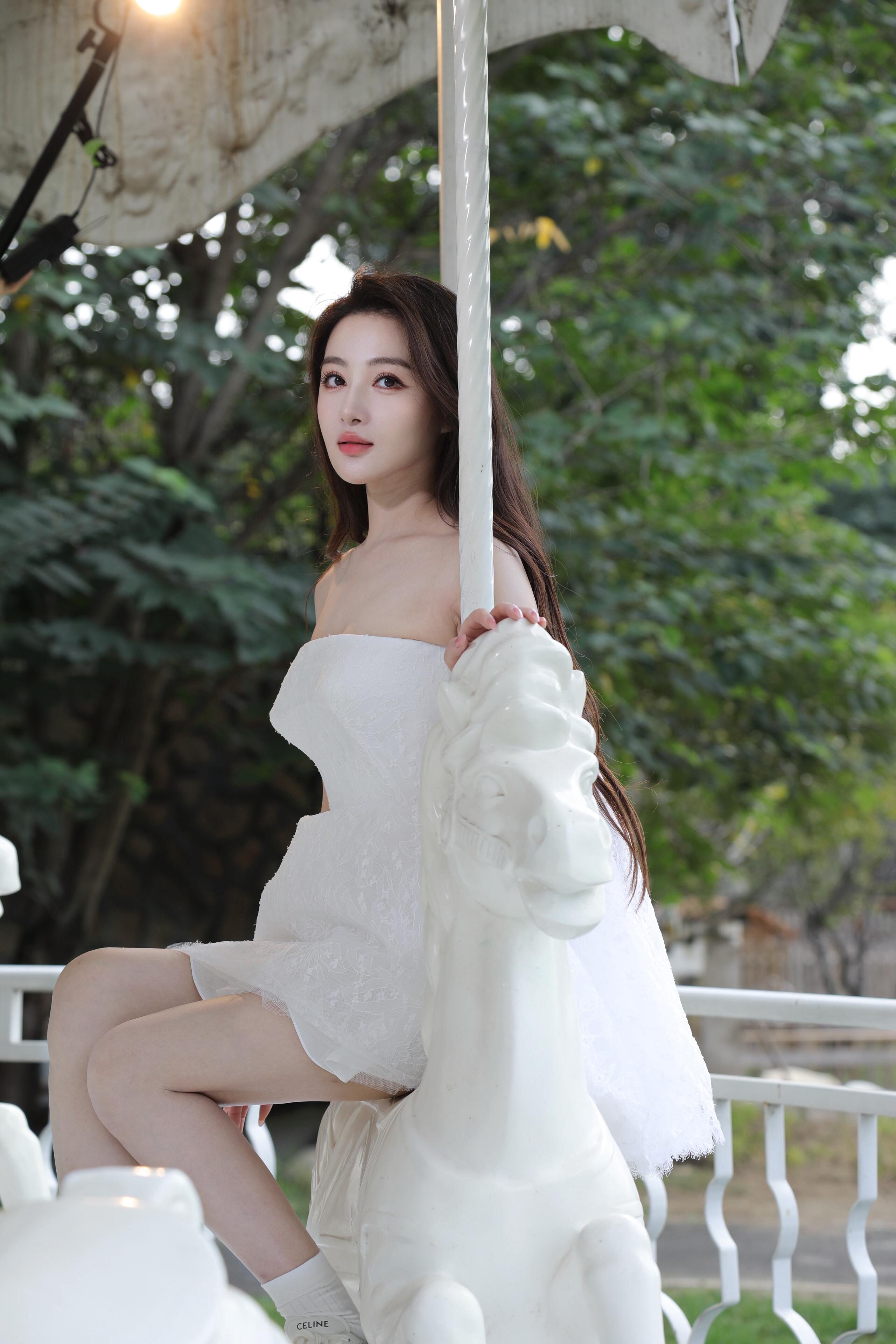 孙嘉璐白色抹胸裙写真，美到发光