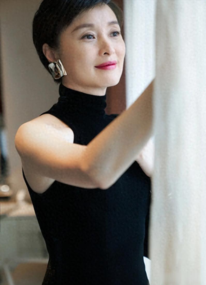 53岁吴越自曝单身生活，为父母买上海大平层，坦言孤独是一种福报