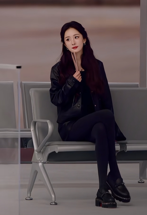 杨幂全黑皮装造型，大波浪卷发搭精致耳饰，比例优越美到犯规