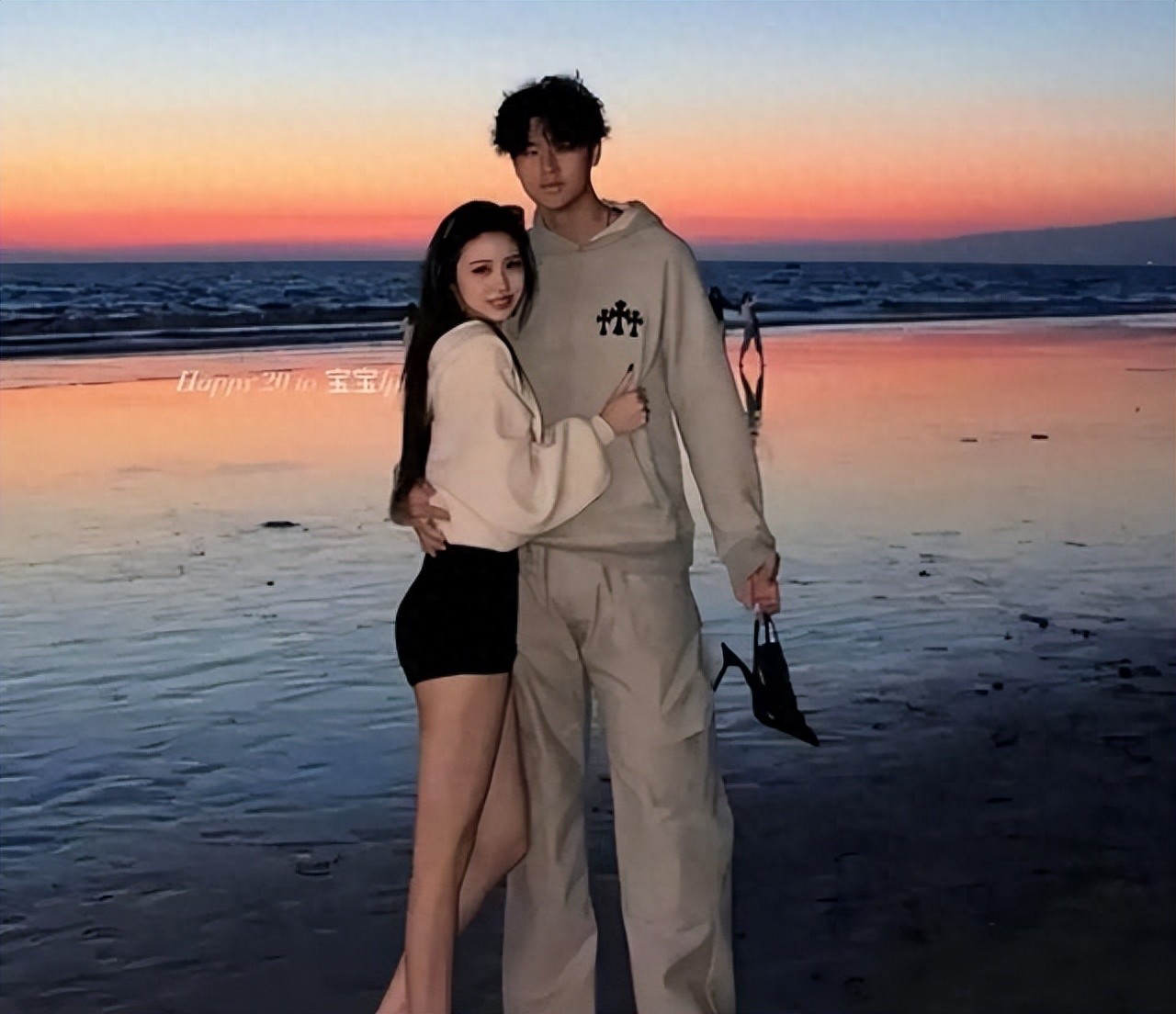 汪峰与森林北的热度还未消散，女儿小苹果晒与男友合照再上热搜！