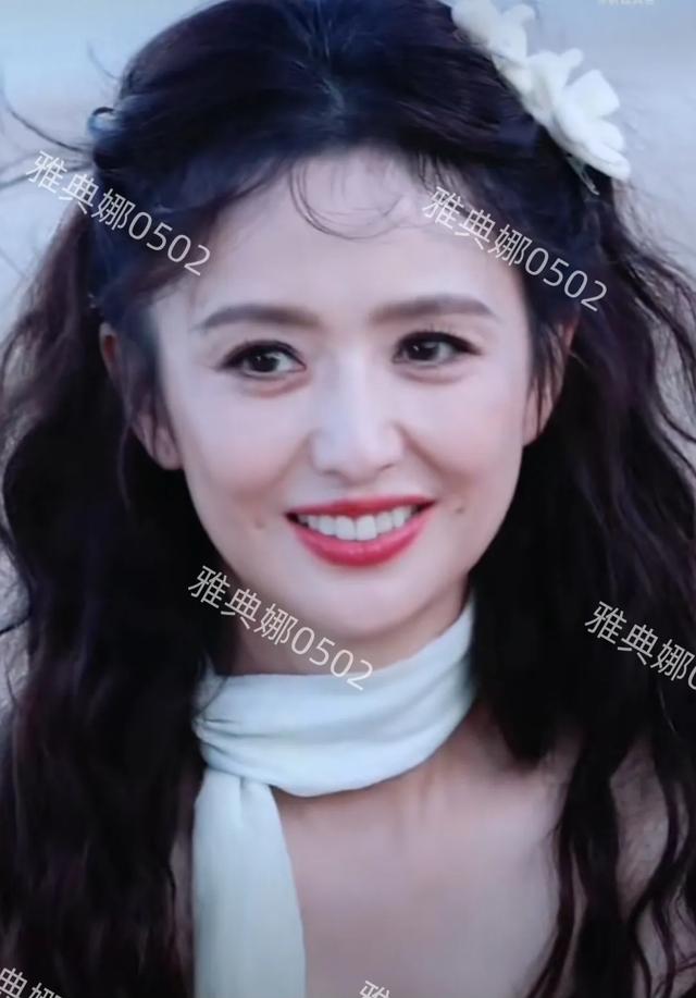 佟丽娅打扮得很少女状态却差强人意,跟章若楠坐一起对比太明显了