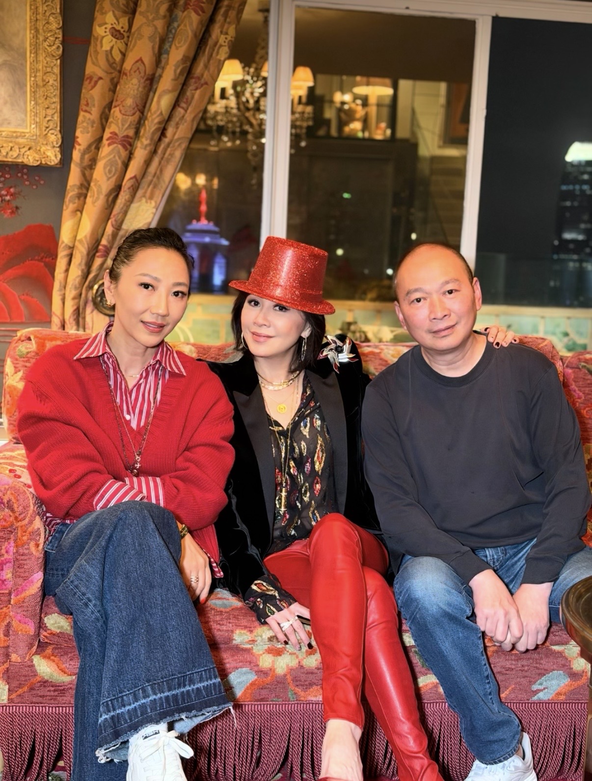 刘嘉玲夫妇在豪宅跨年，80岁刘妈妈打扮贵气好慈祥，弟弟全家也在