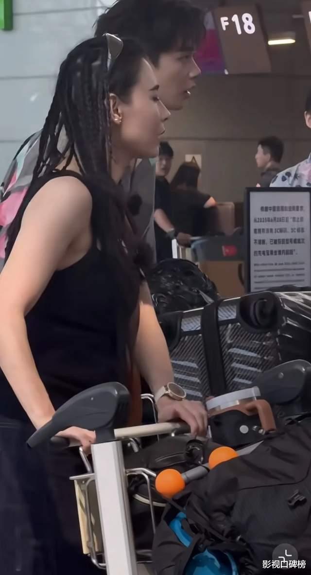 《一路繁花2》还没开播,张柏芝就赚足了眼球,扎着脏辫身材纤瘦