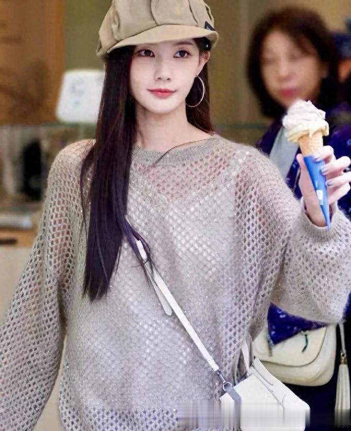 李一桐这次“火到米兰”！穿棕色镂空毛衣+短裙+长靴，回头率超高