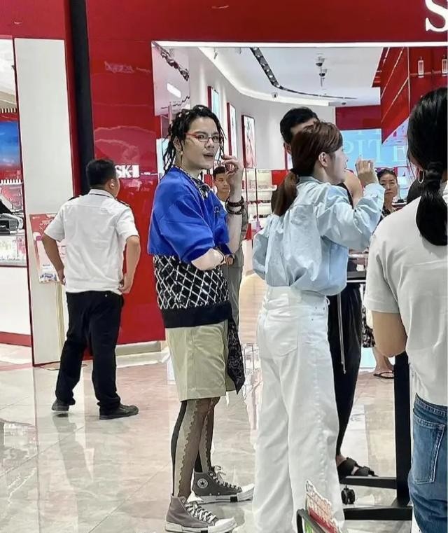 41岁向佐现身上海街头，打扮怪异，搞抽象行为艺术，越来越疯了