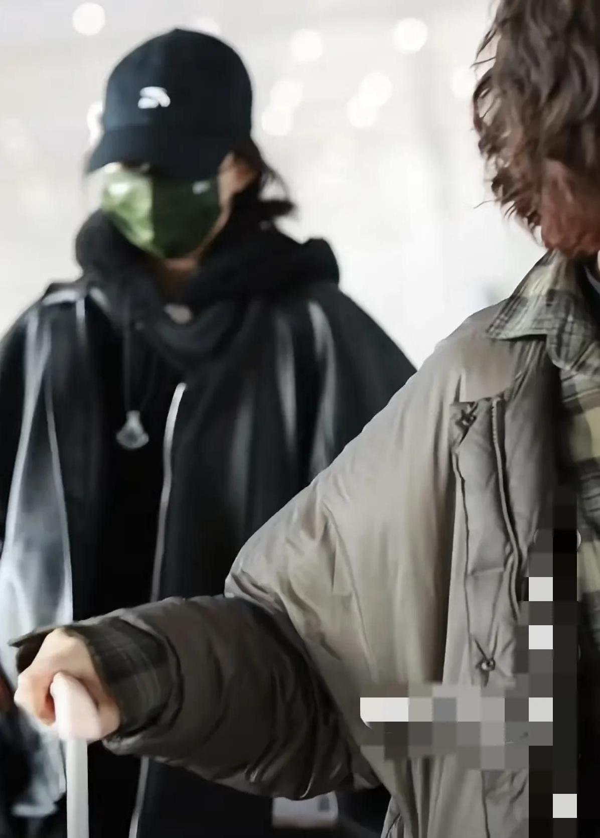 关晓彤首次露面，眉毛睫毛变白，知情人揭晓原因