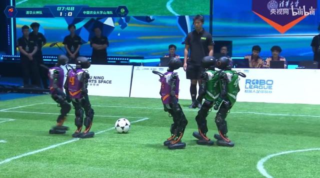 說倒就倒，假摔一流，首屆機器人足球賽歡樂多：有何意義？