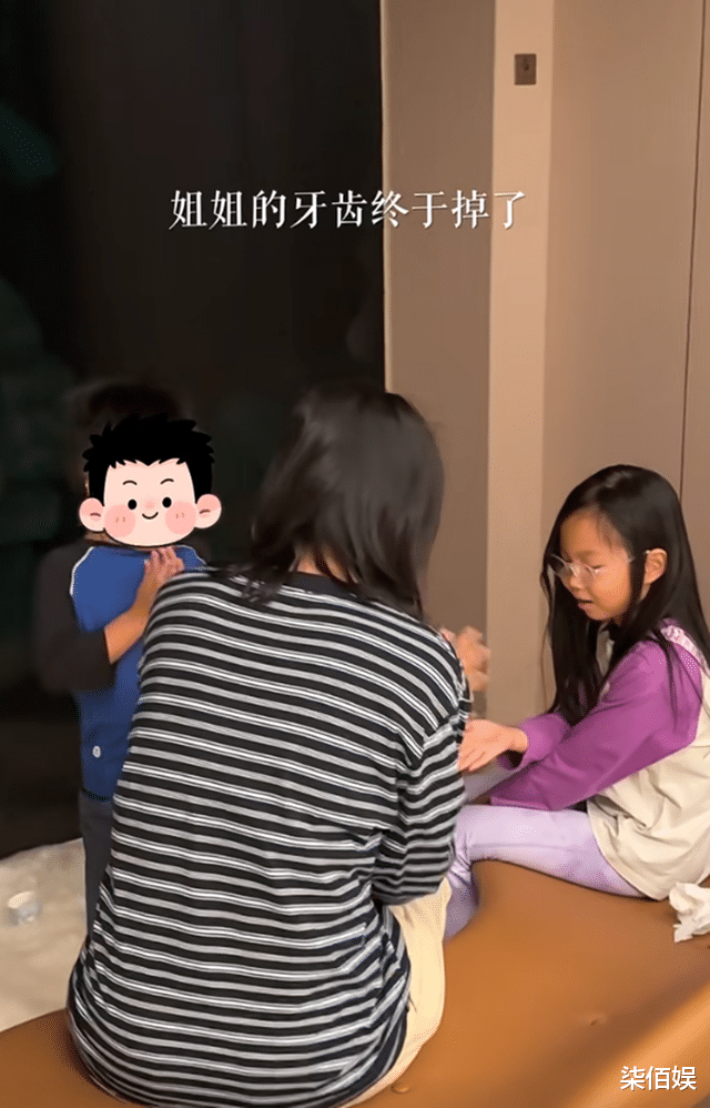 朱丹带娃度假，女儿掉牙流血，弟弟第一个跑去关心，姐弟感情真好