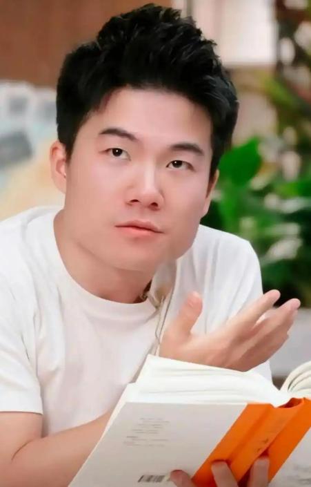 相由心生,32岁的董宇辉因九三阅兵后的两个动作 再次实现口碑暴增