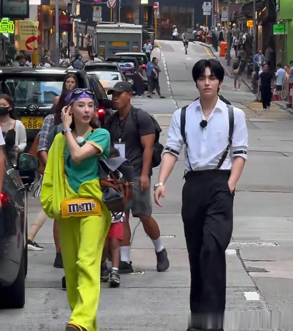 45岁张柏芝现身香港街头，扮少女装嫩，实在有点一言难尽