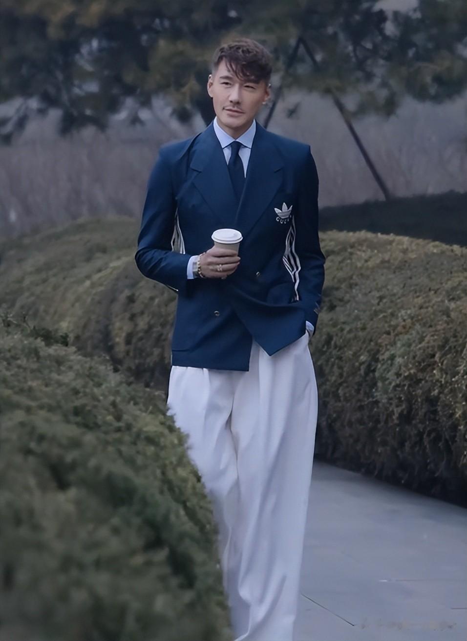 胡兵薛佳凝粉红女郎20年后同框，一个脸僵全是褶，一个白胡子发嗲