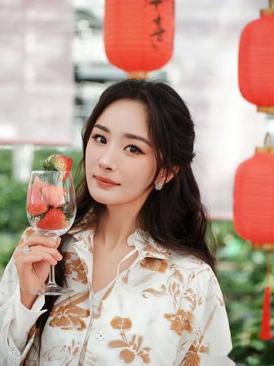 杨幂诠释小野和子风格，2025秋冬大片惊艳亮相，呈现女性柔美