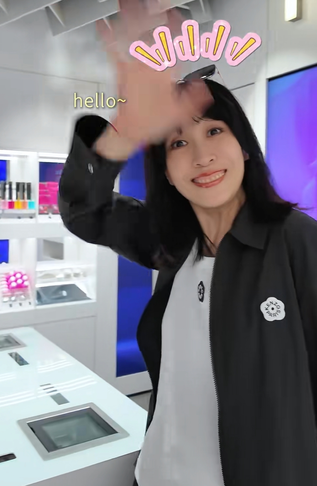 梅婷一家西班牙逛街,哥哥嫂子罕出镜都是大眼袋,俩孩子真像舅舅