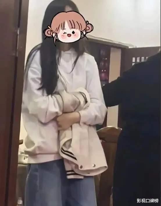 小玥儿神态与大S相似,留着长直发,文静又温柔,身高快超过奶奶