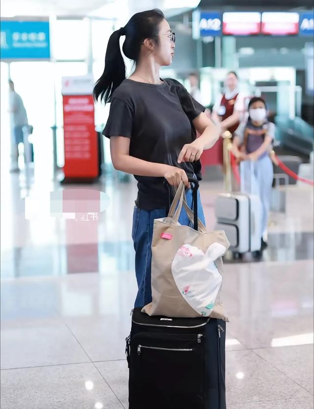 汤唯素颜带女儿现身机场,看镜头害羞闪躲,为保护孩子让她绕开走