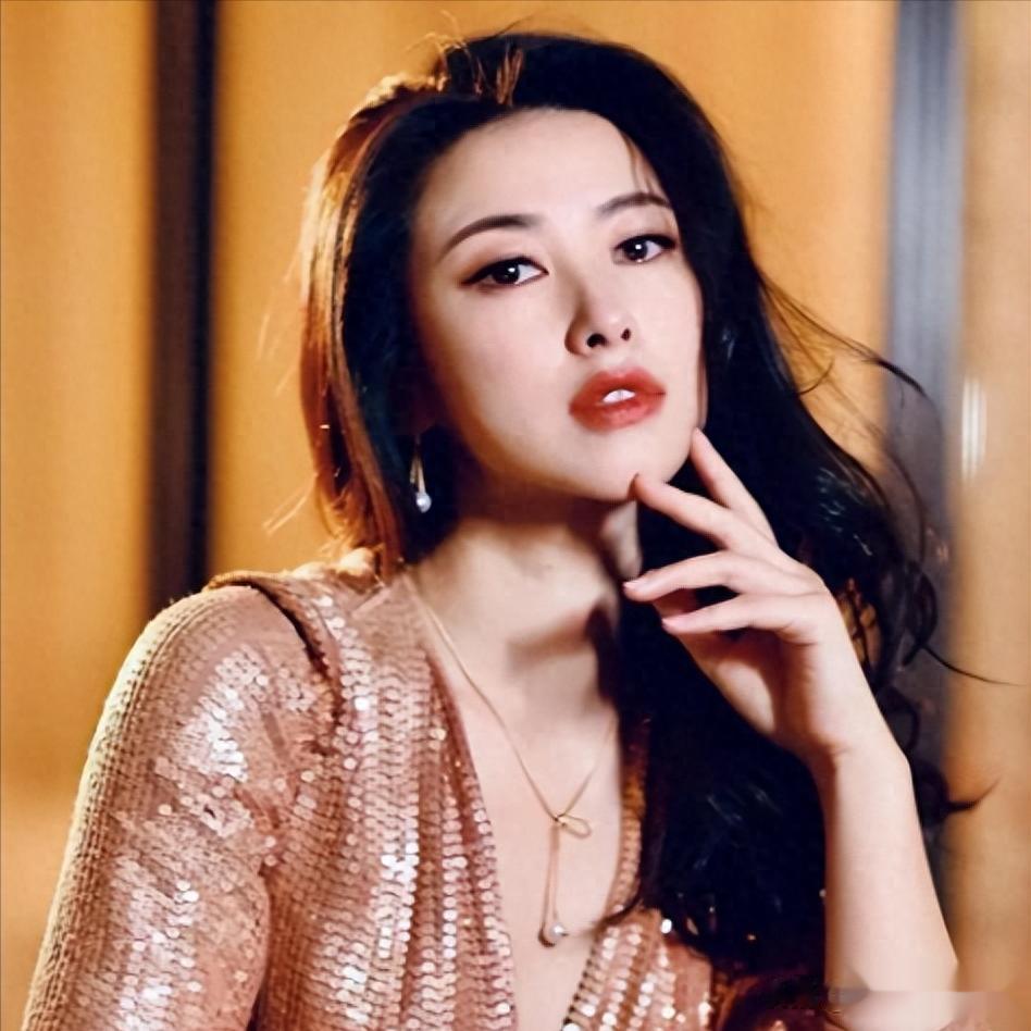 朱珠和老公在新加坡路边等车,她的老公身材高大,长相英俊。