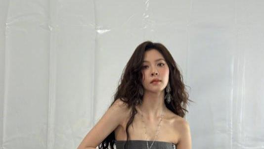 宋妍霏回应提了24次裙子：我自己的选的衣服，一直往下滑