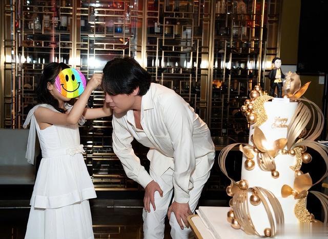 伊能静为秦昊庆祝47岁生日，公婆女儿全出镜，一家五口好幸福